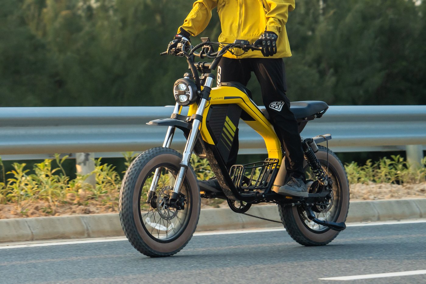 E-Bike X5 Max en la carretera